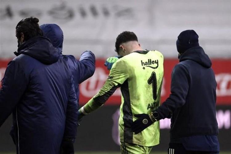 31 hafta geçmiş, sistem oturmamış, organize olamayan bir hoca var. Fenerbahçe yönetimi, Galatasaray derbisini kaybettikten sonra Erol Bulutu göndermek zorundaydı. Emre Belözoğlu çıkıp Hocamızın arkasındayız dedi. Bence onun da hesap vermesi lazım.