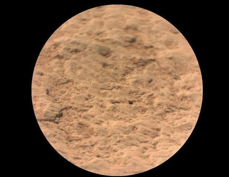 Kayıtta aynı zamanda lazer atışlarıyla birlikte Mars rüzgarı da duyulabiliyor. Yaklaşık 7 aylık yolculuğun ardından 18 Şubatta doğu Amerika yerel saati ile 15.55te Marsın Jezero Kraterine inen NASAnın bir ton ağırlığındaki Rover tipi uzay aracı Perseverance, kamera çekim kabiliyeti olan bir mini helikopteri de uçurmaya çalışacak
