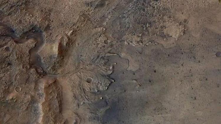 Su nehirlerden akar, kayalar arasında oluklar yaratır ve kraterleri oluştururken bir milyar yıl önce değişimin başladığı, gezegenin daha soğuk ve tenha bir hale büründüğü düşünülüyor.