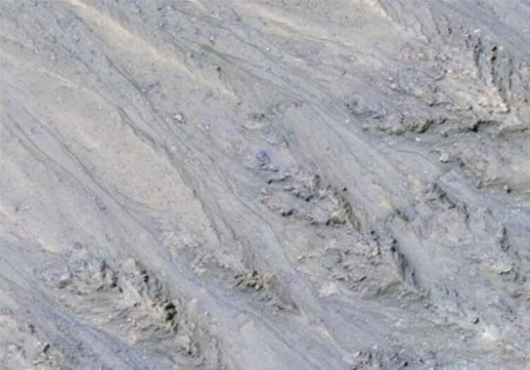 Suyun büyük çoğunluğunun Marsın dış katmanı olan kabuğunda sıkışmış olabileceği düşünülüyor. Marsın yüzeyinin altına sıkışan minerallerde gezegendeki suyun çoğunluğunun kapalı kaldığı teorisi geliştirildi.
