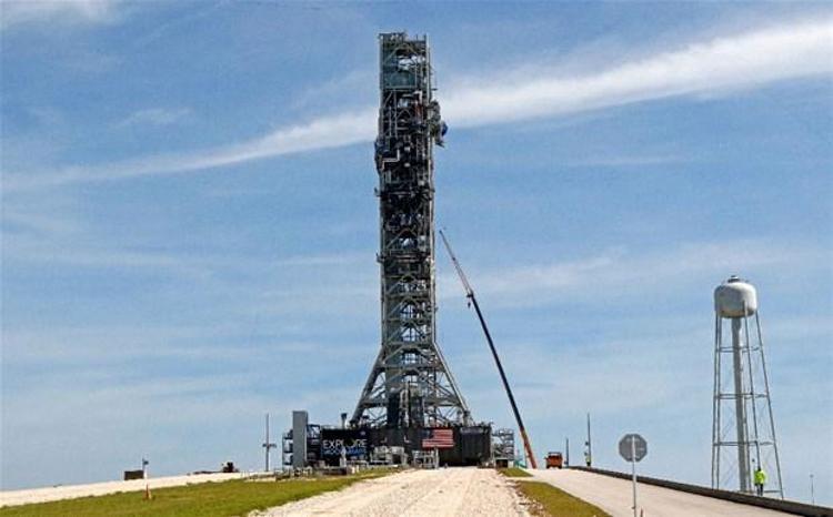 Eski NASA yöneticisi Jim Bridenstine, dönüm noktası sayılan testten önce canlı yayında yaptığı açıklamada Aya gidiyoruz ve bu sefer daha önce hiç yapmadığımız bir şeyi yapıyoruz. Ticari ortaklarla gidiyoruz. Uluslararası ortaklarla gidiyoruz. ifadesini kullandı.
