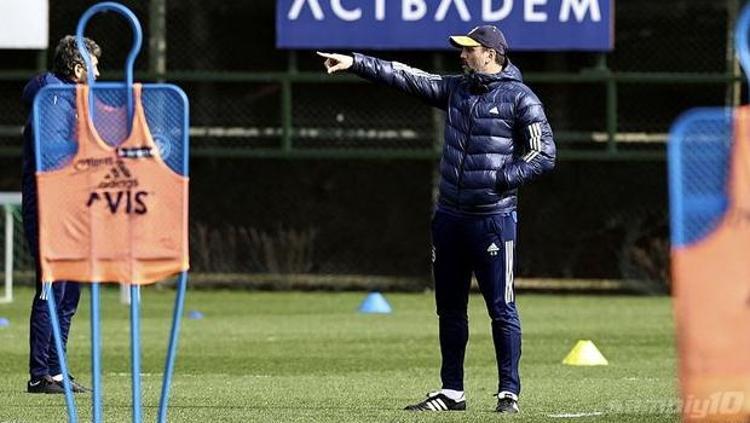 Fenerbahçede alınan istikrarsız sonuçların ardından teknik direktör Erol Bulutun geleceği de tartışma konusu oldu. Sarı-lacivertli takımda, gelecek sezonun transfer çalışmaları ise şimdiden başladı....