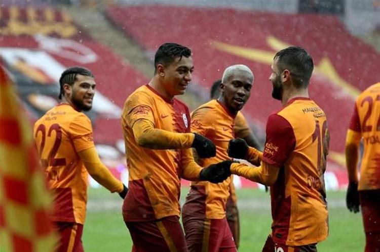 4 milyon dolardan fazla bir teklif gelirse Galatasaray 4 milyon doların yukarısında ödeyeceği bir miktarla Mohamedin bonservisini alabilir. Eğer bu parayı ödemezse futbolcuyu satma hakkına biz sahip oluruz ifadelerini kullanmıştı.