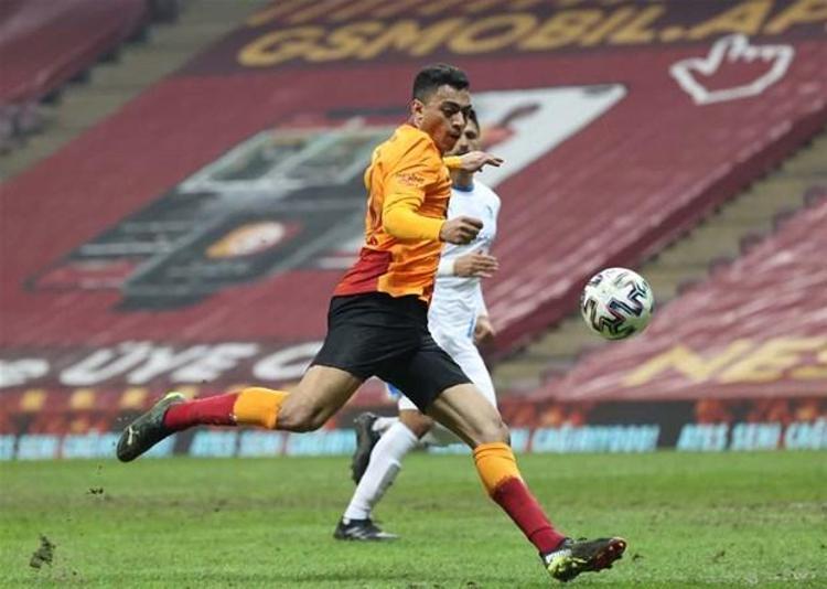 Karambeu, 23 yaşındaki futbolcuyu takip ettiklerini vurguladı ve Galatasaraylı Mostafa Mohamedi yakından takip ediyorum. Mısırın çok iyi oyuncuları var. Mısır Ligindeki tüm süper yetenekleri izliyoruz. Çok rekabetçi bir lig. şeklinde konuştu.