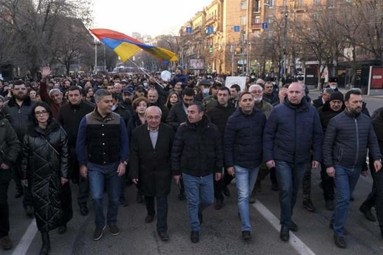Öte yandan Ermenistanda muhalefet, Başbakan Nikol Paşinyanın Azerbaycan ve Türkiye tarafından desteklendiğini söyleyerek Bakünün endişelerini artırıyor.