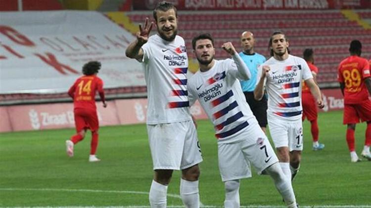 Batuhan Karadeniz’i en iyi tanıyan kişi Sergen Yalçın. Alt yapıdayken hocasıydı. Şu anda öyle bir durum yok. Performansı gayet iyi. Genç Batuhan ile şu anda çok fark var. Beşiktaş’ta kısa vadede çözüm olacak transferlerden biridir evet ama yaz planlamasındaki transferler çok farklı.