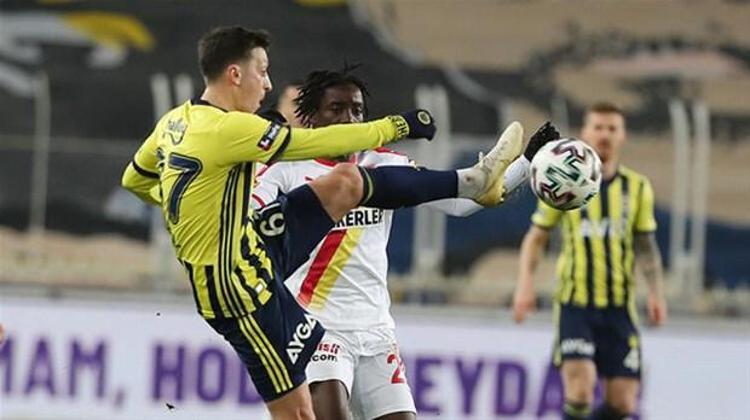 Fenerbahçenin Göztepe karşısında oynadığı kötü futbol eleştirilere neden oldu. Bu sezon Kadıköyde 5. mağlubiyetini alan ve 28 yıl sonra sahasında aldığı yenilgi rekorunu tekrar eden Sarı Lacivertliler, şampiyonluk yolunda ağır yara aldı.