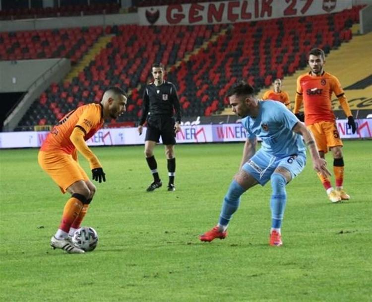 O Hocanın takımı ayrımcılık yapmadan, sempati ve nefretlerini kenara koyarak, adil yönettiğine, formayı hak edene verdiğine inanır, onun için, onun uğruna öldüresiye koşar, mücadele eder, savaşır mısınız Belhanda yüzünden Galatasaray da 10 kişi oynadı Fener maçında. Hem de ilk dakikadan itibaren. Alanya maçı da öyle.