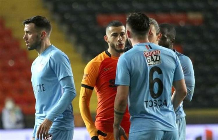 Fatih Terim kadroyu yaparken önce Belhanda, sonra Feghouli yazıyor, sonra yanlarına mümkün olduğu kadar Türk olmayan 9 isim ekliyorsa, siz sakat ve cezalılar yüzünden takımda 7 eksik varken ancak ilk onbirde yer alabiliyor, maça sonradan girdiğinizde oyunu çevirdiğiniz halde ertesi maç kendinizi gene kulübede buluyorsanız...
