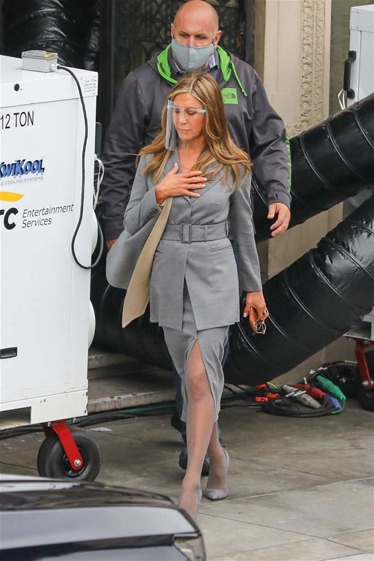 Sete sütyensiz gitti ,olanlar oldu Jennifer Aniston’un zor anları...