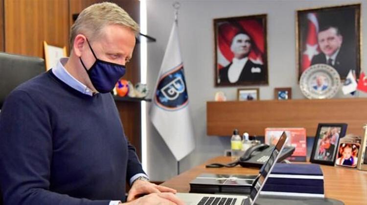 Başakşehir Başkanı, kulübün kuruluşundan beri yedinci sezonu yaşadıklarını, geçen 6 sezonda hep ilk dörtte olduklarını, beşinci bile olmadıklarını anımsattı. “Pandemi ile sıkışan takvimde şampiyon olduk. Sınırlı bir kutlama yaptık. Avrupa mücadelesini sürdürdük. Şampiyonlar Ligi’nde ölüm grubu diye adlandırılan bir grupta oynadık.