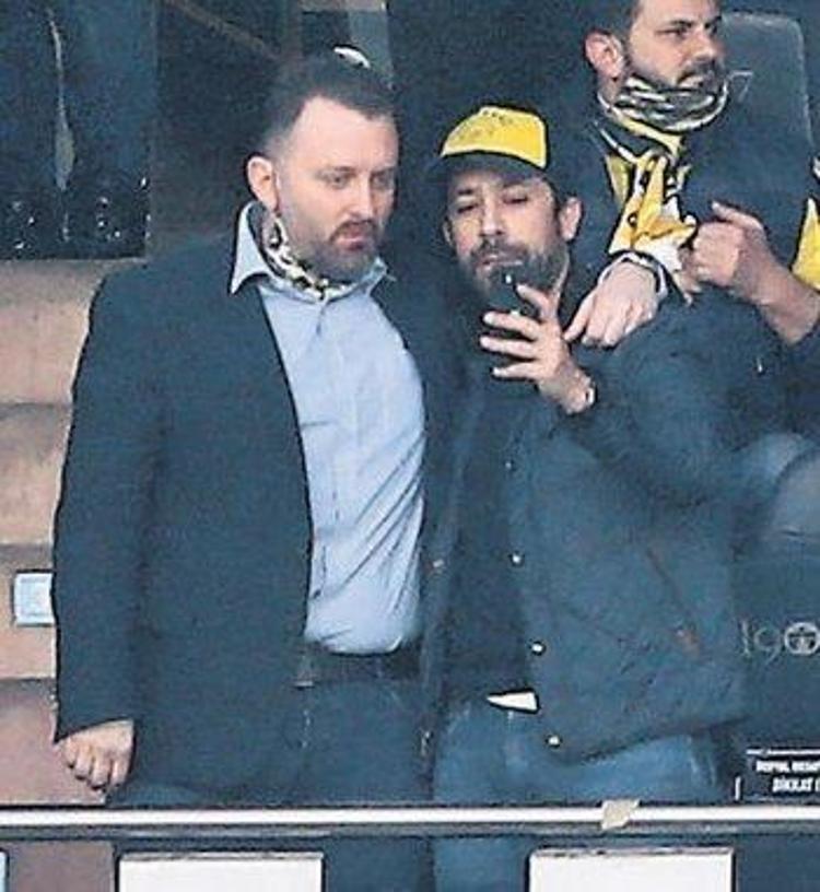 Bir taraftarın Fatih Terim ve ekibine yönelik hareketleri kameralara yakalanırken bu kişi daha sonra da Fenerbahçe yöneticisi Alper Pirşen ile fotoğraf çektirdi.