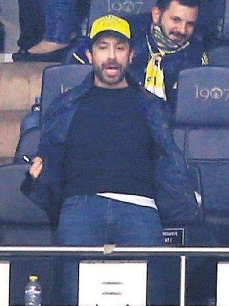 Derbiye aşılarını olan 150 sağlık çalışanı alındı. Ancak maç öncesinde Galatasarayın sahaya çıkması ile birlikte başlayan küfürler ve sonrasında şarkıların küfürler eklenerek söylenmesi gündeme damga vurdu.