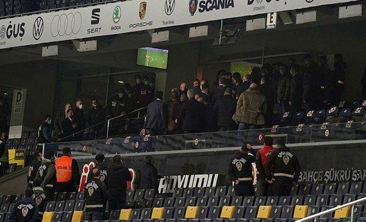 Terim, tribünden edilen küfürler hakkında sert açıklamalarını basın toplantısında da sürdürdü. Tecrübeli çalıştırıcı, Herkes küfür ediyor. Emniyet de orada. Valiliğinin de haberi var. Spor Bakanlığına, federasyona yazıldı. Kim hangi cezayı yemiş hepsini tespit ettik.