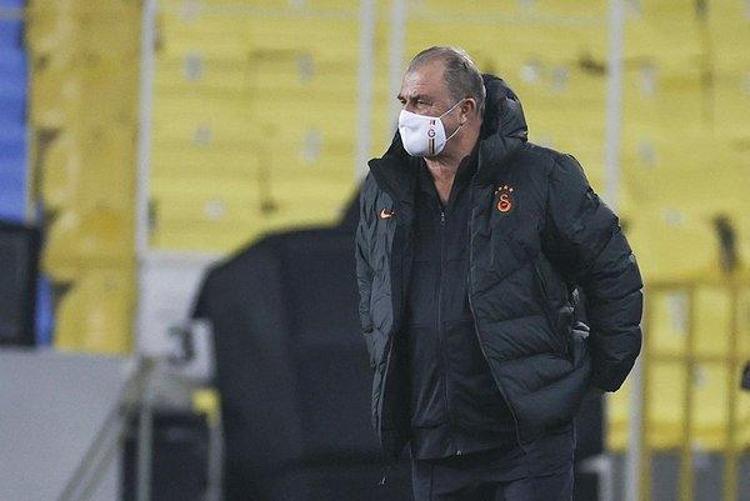 Burada bütün localar dolu. Demek ki birileri yardımcı oluyor TFFden. Galatasaray hocalarına, futbolcularına kimsenin küfür etmeye hakkı yok. Seyirci varken alıştık ama seyirci yokken de bu kadar galiz küfürler ve hakaretler... Demek ki TFFden birileri yardımcı oluyor.