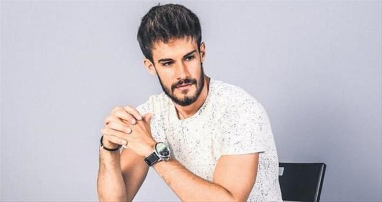 Batuhan Karacakaya ayrıca sinema filmlerinde de rol almıştır. Aşk Tesadüfleri Sever filminde Mehmet Günsür ün çocukluğunu canlandırdı.
