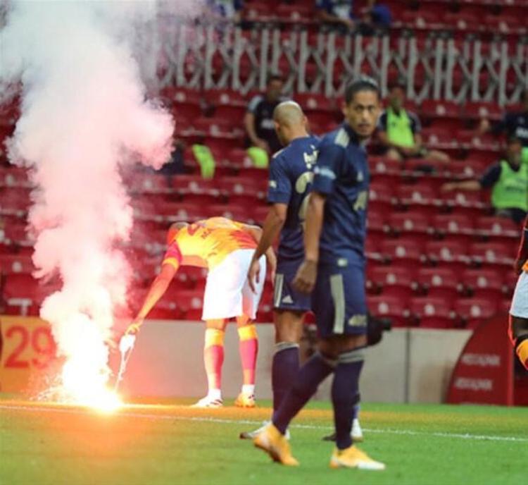 Galatasaray’ın golcüleri, mutlaka Fenerbahçe geri dörtlüsünün arkasına sıkça depar atacak, topla buluşmaya çalışacaktır. Fenerbahçe’de Osayi Samuel dışında böyle savunma arkasına sarkacak bir hücum oyuncusu yok.