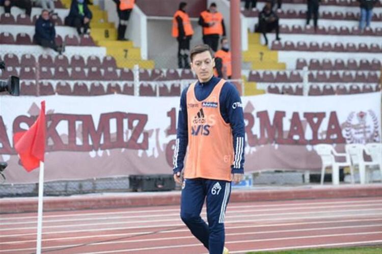 Mesut Özil maçın başında, ya da muhtemelen ikinci yarısında mutlaka görev alacaktır. Ancak, 11 ay maç oynamamış Mesut’tan kimse 90 dakika beklemesin. Ama Mesut bu, bir dakika oynar, bir hareket yapar, maçın kaderini etkiler.