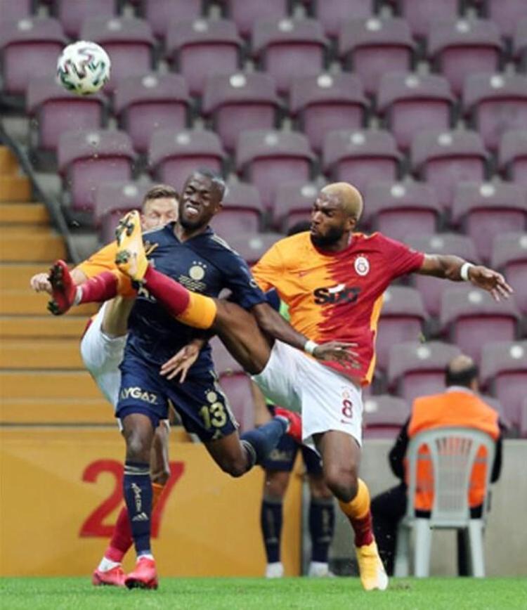 Gözler Fenerbahçe, Galatasaray maçında... “Bu maçı kaybeden şampiyonluğu kaybetmez” yorumlarına fazla katılmıyorum. Çünkü bu maç 6 puanlık bir maç... Lig sonunda iki takım arasında 6 puanlık bir fark olmayacağını düşündüğüm için, “Bu maç zirveyi damardan etkiler” diyorum.