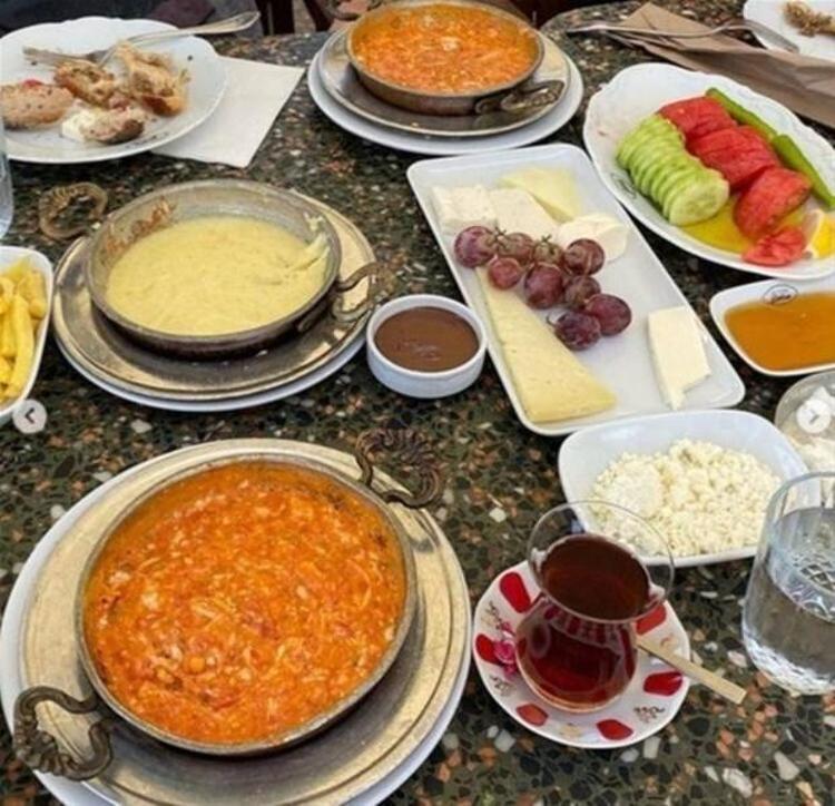 Halsey, paylaşımlarında Türk mutfağına da yer vermişti. Serpme kahvaltı, sarma, mantı gibi yemeklerin fotoğrafları da ünlü şarkıcının sosyal medya sayfasında yer buldu.