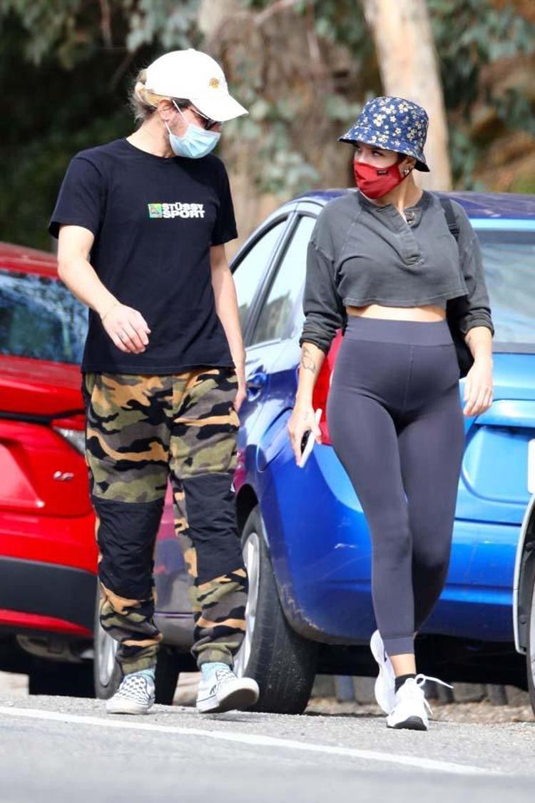 Dünyaca ünlü şarkıcı Halsey, geçtiğimiz hafta Türk sevgilisi Alev Aydın’dan bebek beklediğini duyurmuştu. Halsey, doğacak bebeğinin babasıyla birlikte Malibuda yürüyüş yaparken objektiflere takıldı.