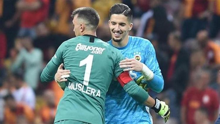Kaleciler özelinde bakacak olursak bir tarafta uzun aylar sakat olan ve sanki bunu hiç yaşamamış gibi hazır bir Muslera var. Diğer tarafta ise özellikle son maçlarında iyi bir görüntü çizen Altay. Burada Altayın performansı çok önemli Fenerbahçe için... Çünkü tecrübe konusunda Musleradan geride..