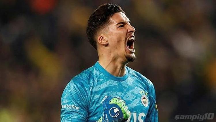 Altay Bayındır, forma giydiği lig maçlarının 7sinde kalesini gole kapatırken, 14ünde ise en az bir kez topu filelerinden çıkardı..