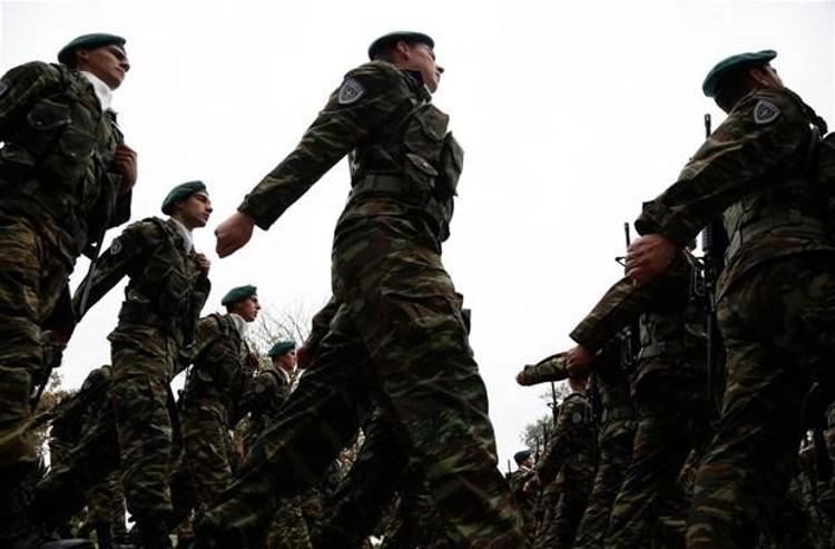 Yunan Donanması veya Hava Kuvvetlerindekilerin, şimdiye kadar olduğu gibi, 12 aylık ulusal hizmeti tamamlamaları gerekecek.