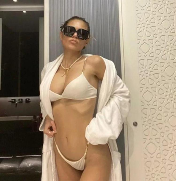 Nihal Candan kara mini şortla çıktı