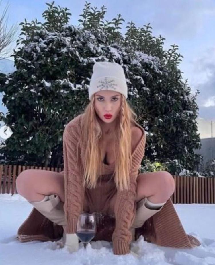 Nihal Candan kara mini şortla çıktı