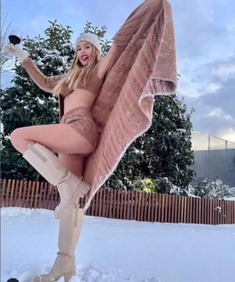 Nihal Candan kara mini şortla çıktı