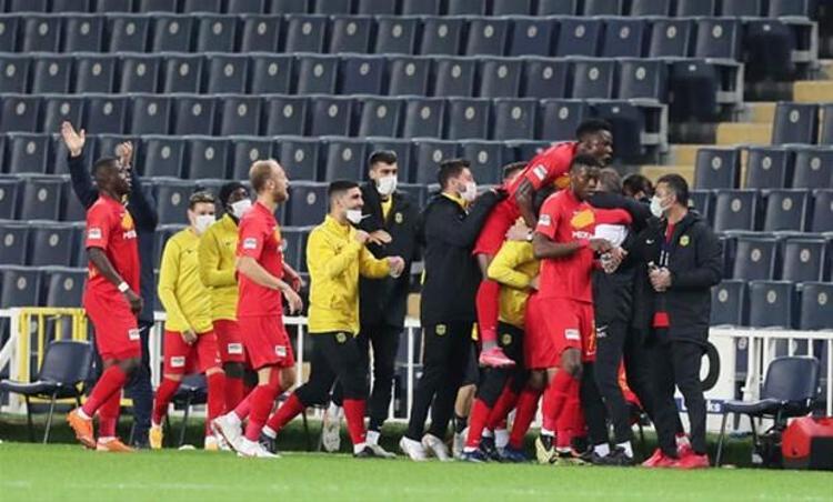 Cömertçe kaybedilen puanlardan, sergilenen kötü futboldan memnun..Oysa Fenerbahçe gibi büyük camiaların ne hocası, ne de futbolcusu bulundukları yeri hiçbir zaman yeterli görmezler. Büyüklük ve şampiyonluk hedefinin gereğidir bu... Fenerbahçe forması giymiş Bulut’un bu yazılı olmayan kuralı bilmemesine imkan yok…Erol hoca aynı açıklamalarında kendisini eleştirenlere de “futboldan ne kadar anlıyorlar ki” diye göndermede bulunmuş…