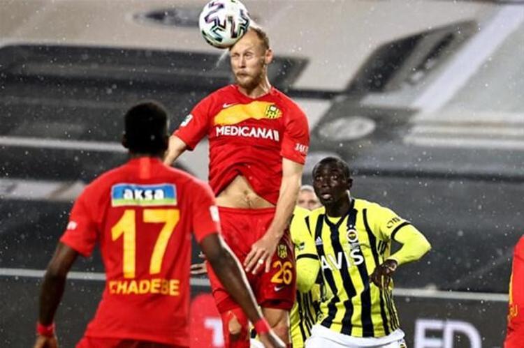 Modern futboldan örnekler verdiler. Elbette “Cesur Yürek” Hamza Hamzaoğlu... Fenerbahçe’nin adından çekinmedi, Fenerbahçe’nin savunma gediklerinden yüreklendi ve parlak bir galibiyete imza attı.Bu maç, bu oyun, bu sonuç başta Erol Bulut’un, Fenerbahçe stoperlerinin ve Cisse’nin iflasıdır. Fenerbahçe takımının abartısız toptan iflasıdır.Fenerbahçe’ye futbol elbisesini her terzi dikemez, her terzi yakıştıramaz. Fenerbahçe’nin üstündeki futbol elbisesi feci sırıtıyor, berbat duruyor, aşırı rahatsız ediyor. Çare yok, terziyi değiştireceksiniz.