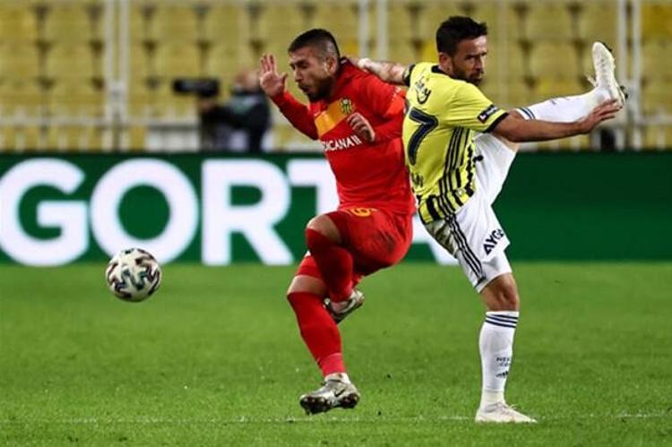 Hafta arası Pelkas, “Amacım Alex olmak” diyor. Sen kim, Alex olmak kim... Alex duysa, kahrından intihar eder Erol Bulut, “Fenerbahçe’nin sistemi yok” diyenleri “Futbolu ne kadar biliyorsunuz” diye aşağılıyor. Erol Hoca, sen futbolu biliyorsun da ne oluyor İşte elindeki Fenerbahçe... Abartısız 21 takımlı ligin en kötü futbol oynayan takımı... Eser, senin eserin...Sahada o kadar aciz bir Fenerbahçe vardı ki, daha rakip ceza alanına girmeden, Malatya 2-0 öne geçti. Hadi yenik durumdasın, rakibi bir 10 dakika teslim alsana, bir bunaltsana, maça bir tempo kazandırsana... Biraz hırslansana, öfkelensene... Skora isyan etsene...