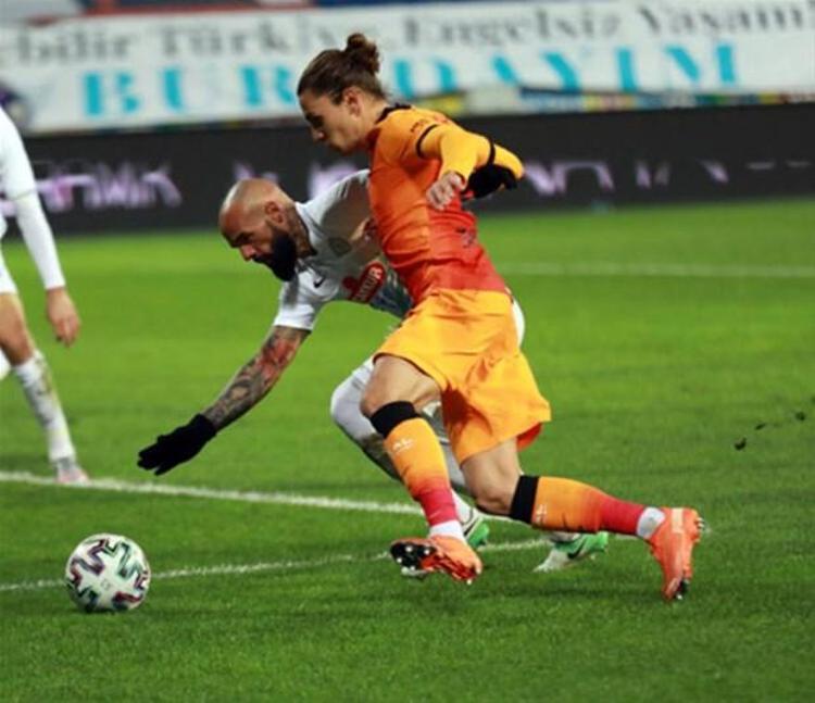 Rizespor, Galatasarayın oynamasına müsaade etti. Oynamasına müsaade edilen, topa sahip olmasını bilen ve oyuna hükmeden bir Galatasaray, pozisyonları da bulup değerlendirirse farka koşar.