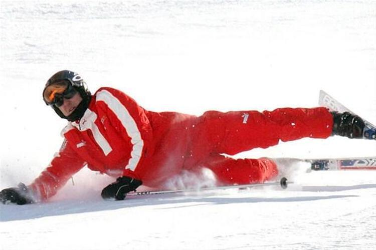Dünyanın en riskli sporlarından olan Formula 1 yetmezmiş gibi ekstrem sporlara da meraklı olan Schumacher, iyi bir kayakçı olmasına güvenip kayalık bölgeden inmeye çalışırken düşmüş ve kafasını taşlara vurarak ağır yaralanmıştı.