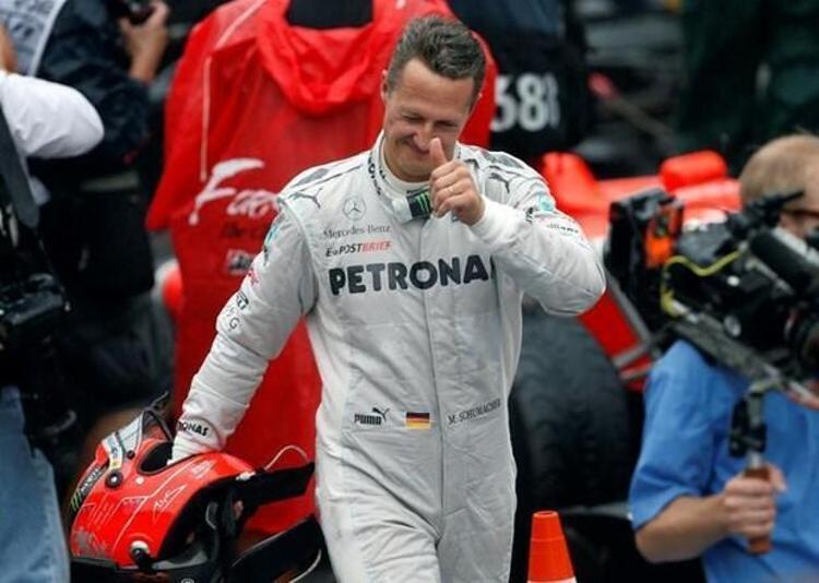 Elisabetta Gregoraci ayrıca Schumacher ve ailesinin İsviçreden İspanyaya taşındığını iddia etti. Gregoraci yine aynı yarışmada Alman efsane için; Michael ve eşi İsviçreden İspanyaya taşındı. Büyük bir evi hastaneye çevirdiler. ifadelerini kullandı.