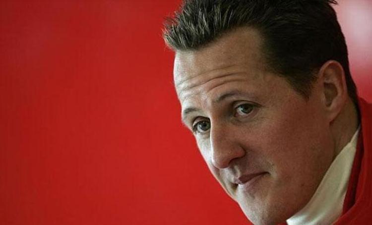 Dünyanın en riskli sporlarından olan Formula 1 yetmezmiş gibi ekstrem sporlara da meraklı olan Schumacher, iyi bir kayakçı olmasına güvenip kayalık bölgeden inmeye çalışırken düşmüş ve kafasını taşlara vurarak ağır yaralanmıştı.