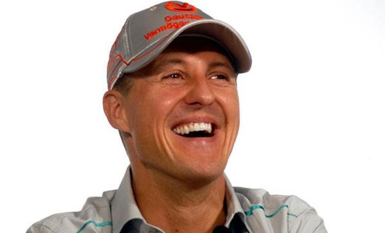 Dünyanın en riskli sporlarından olan Formula 1 yetmezmiş gibi ekstrem sporlara da meraklı olan Schumacher, iyi bir kayakçı olmasına güvenip kayalık bölgeden inmeye çalışırken düşmüş ve kafasını taşlara vurarak ağır yaralanmıştı.