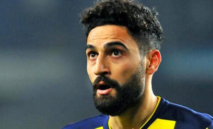Türkiyede Trabzonsporda oynayıp 2017-2018 sezonunda Fenerbahçeye transfer olan 30 yaşındaki oyuncu geçen sezon ligde 8 maçta sarı-lacivertli formayı terletti. Mehmet Ekici için imkanlarını zorlayan Ege ekibinin son olarak Portekizin Boavista ekibinde oynayan defans oyuncusu Fabiano Leinsmannla da anlaşma sağladığı ifade edildi.