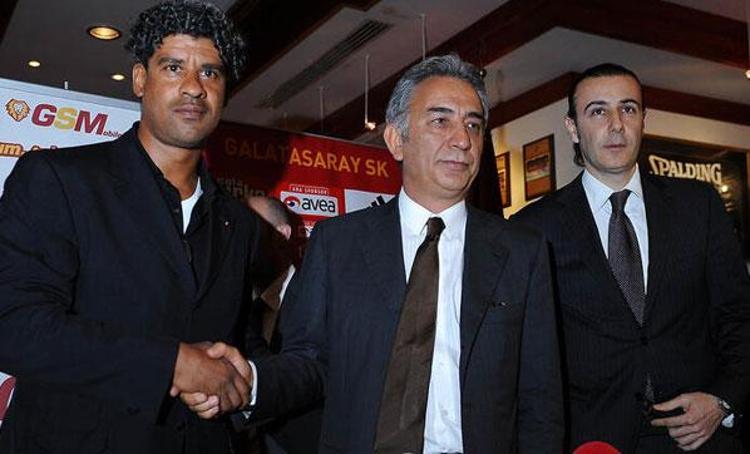 Elinden geldiği derecede bütçeyi küçülterek transfer yapma çabası içinde Galatasaray yönetimi. Belki ağır adımlar atıyorlar ama emin adımlar atmak lazım Transfer yapmak ile şampiyonluk ya da başarı gelmiyor. Rakiplerimiz çok fazla transfer yapıyor ancak bu zamana kadar çok şahit olduk başarının transferle gelmediğini ve hep beraber göreceğiz Önemli olan transfer yapmak değil takım kurmak Takım iskeletini kurmak ayrı bir meziyet.