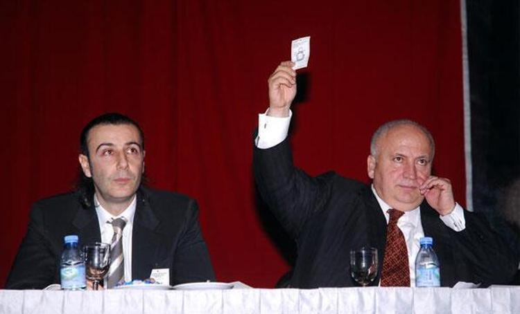 Ondan sonra bir türlü dikiş tutturamadı Galatasaray kulübü başkanları. Kimse görev süresini tamamlayamadı Düşünün Galatasaray kulübü 10 yıldır olağan bir genel kurul, seçim yapamıyor Erken seçimler Galatasaray’a ciddi yaralar verdi. İşte yıllar sonra bu kez de Mustafa Cengiz yönetimi benzer durumla karşılaştı. Çok yanlış bir yolda ilerliyoruz. Galatasaray, liseli-lisesiz diye ayrılamaz. Biz kardeşiz ve bunun bilincinde olmamız gerekli. Ama maalesef ki çok çeşitli çekişmeler yaşanıyor. Liseli, lisesiz kavramını kaldırmamız lazım ortadan. Bu bölünme, gruplaşma yaşandığı sürece bu olaylar devam edecek aynı şekilde. Bizim Galatasaray olarak bu işi çözmemiz lazım. Galatasaray’da hizmet yarışı olması gerekiyor.