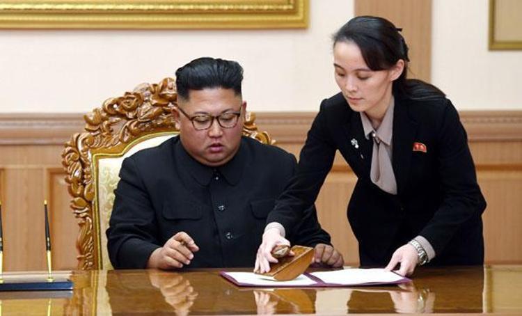 Ancak iddiaların gerçek olmadığı ortaya çıktı. Kuzey Kore lideri Kim Jong-un, geçtiğimiz haftalarda sağlığına ve bazı yetkilerini kız kardeşi Kim Yo-jong’a devrettiğine ilişkin iddiaların ardından parti kongresinde ortaya çıktı.