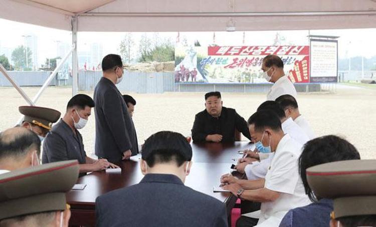 Şehir üç hafta karantinaya alınırken, Kim Jong-un tarafından tüm ülkeyi kapsayan acil durum ilan edildi ve eyaletler arasında seyahat etmek de yasaklandı.