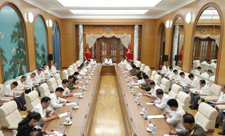 Güney Koreden Kuzey Koreye kaçan bir kişide Covid-19a rastlandığı yönündeki haberlerin ardından ise, Kim sınır kenti Kaesongu giriş çıkışlara kapattı.