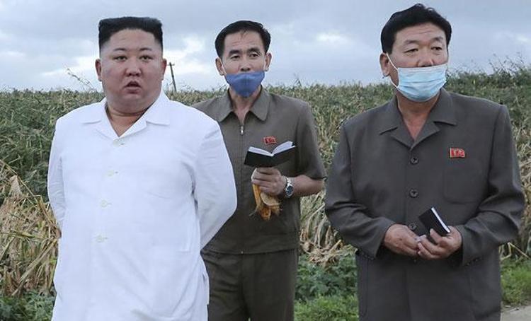 Şimdiye kadar hiçbir koronavirüs vakası bildirmeyen Kuzey Korede, resmi medyanın paylaştığı bazı fotoğraflarda generallerin maske taktığı görüldü.