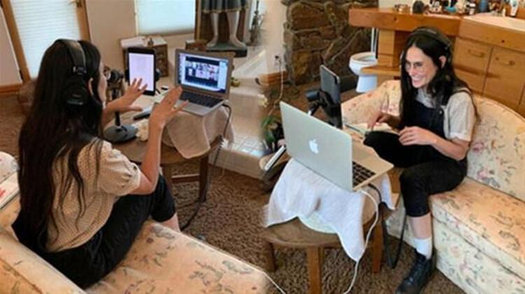 Demi Moore banyoyu ofise çevirdi