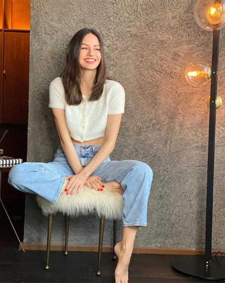 Jessica Alba, Yasemin Özilhanı takibe aldı