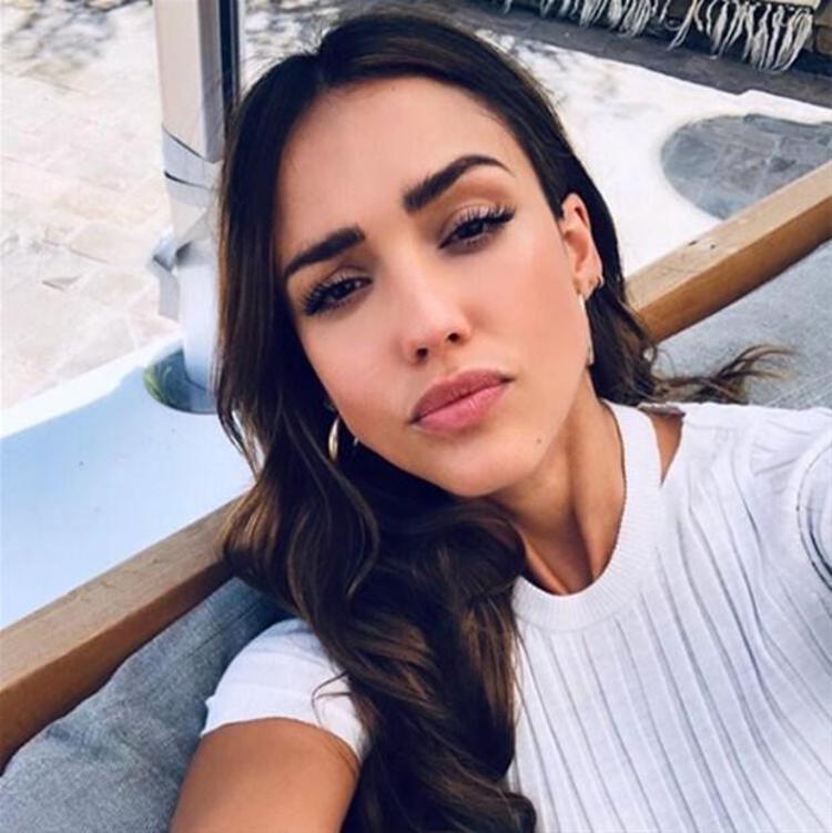 Jessica Alba, Yasemin Özilhanı takibe aldı