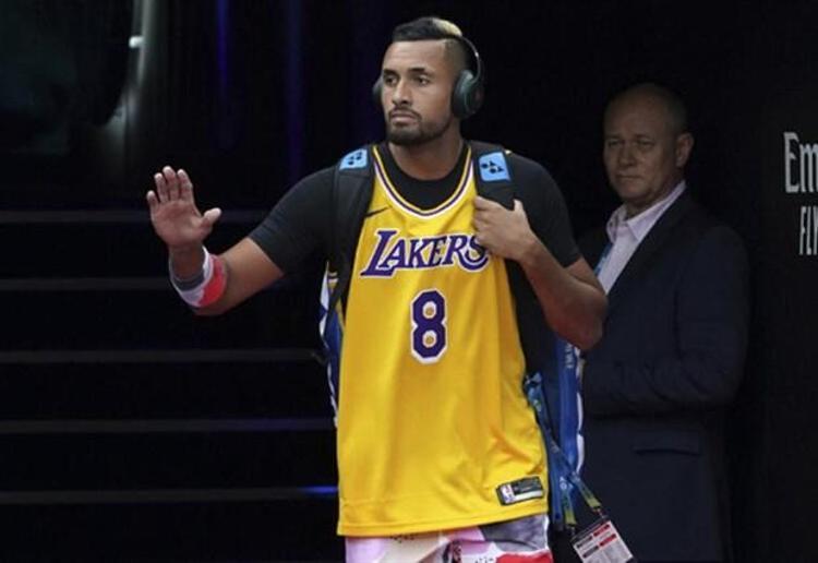 Kyrgios, Avusturalya Açıkın 4. turundaki Rafael Nadalla oynayacağı karşılaşmanın ısınmasına Kobe Bryant formasıyla çıktı.